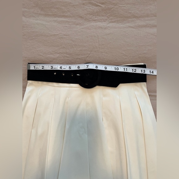 Alice + Olivia Cream Mini Skirt with Black Belt - Picture 3 of 8